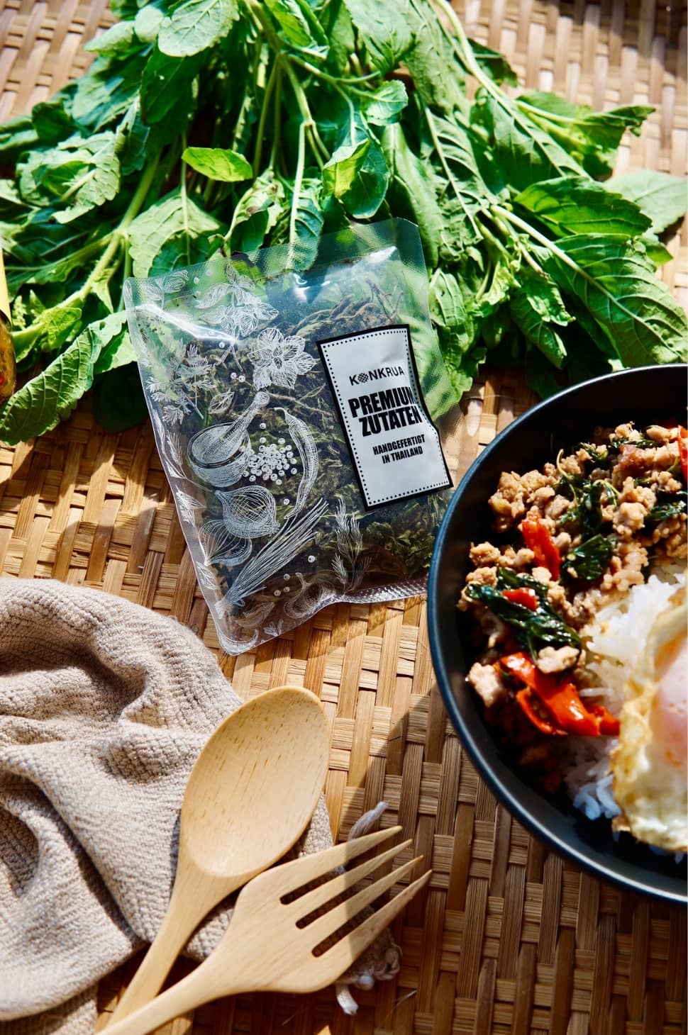 Pad Krapao Kochbox in Bambuskorb mit Reis und Thai Holy Basil (10 Portionen)