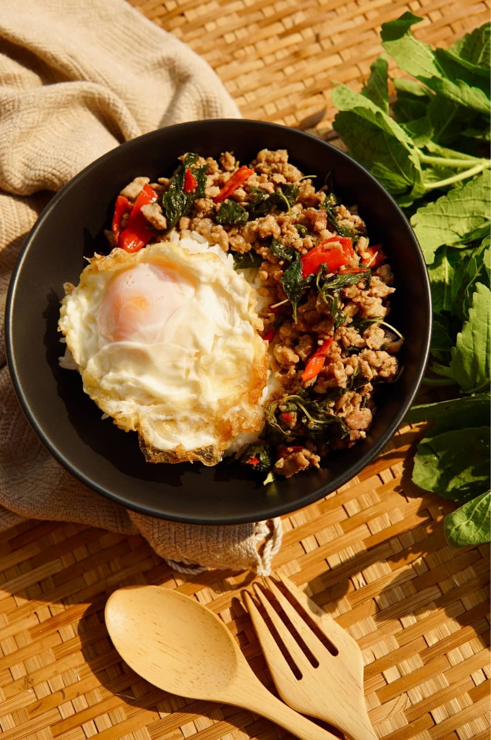 Pad Krapao Kochbox in Bambuskorb mit Reis und Thai Holy Basil (10 Portionen)